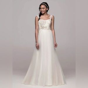 DAVID'S BRIDAL COLLECTION
Tank Tulle A-line Wedding Dress w/ Lace